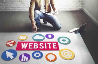 Web ile çalışan iş adamı