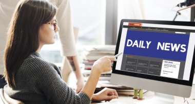 günlük haberlerle monitörde gösterilen kadın