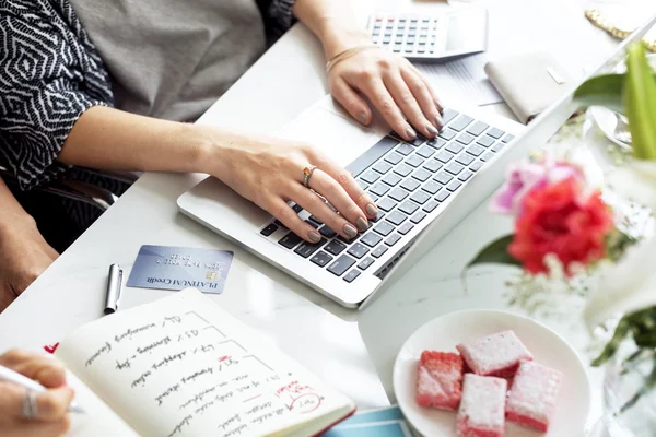 Femme travaillant avec un ordinateur portable — Photo