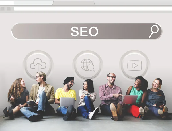 Diversity friends near wall with seo — Stock Photo, Image