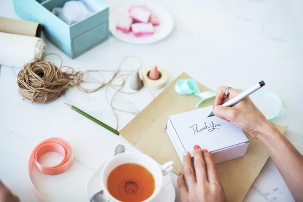 Mujer Escribiendo Gracias Tarjeta — Foto de Stock