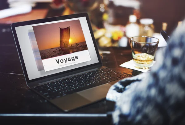 Laptop met tekst op het scherm: Voyage — Stockfoto