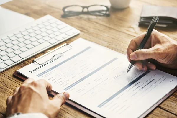 Person schreibt Notizen — Stockfoto