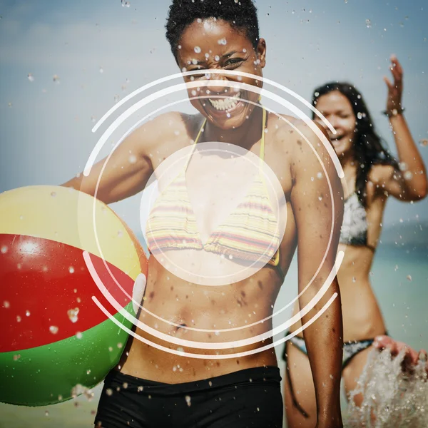 Mujeres felices con pelota de playa — Foto de Stock