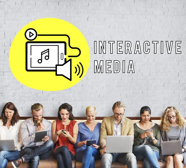 La gente se sienta con dispositivos y medios interactivos —  Fotos de Stock