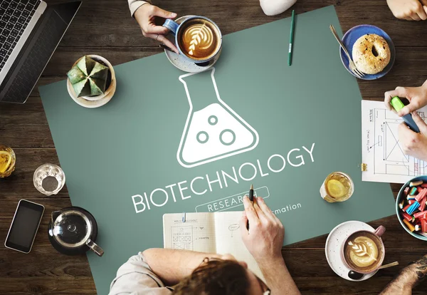 Tisch mit Poster mit Biotechnologie-Konzept — Stockfoto