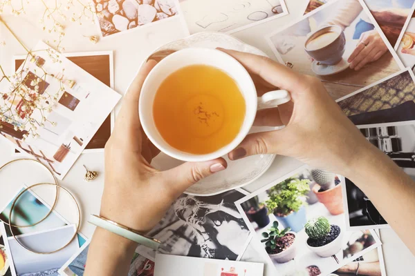 Tea cup in hands — Stock Photo, Image