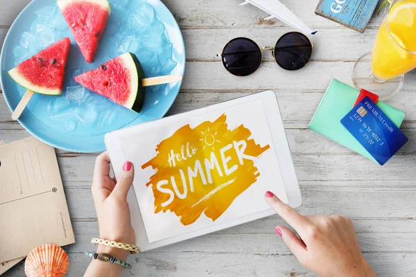 Tablet with hello summer text on screen — Stock Photo, Image