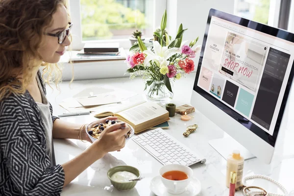 Mooie jonge vrouw — Stockfoto