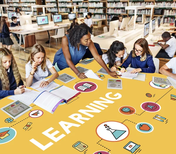 Lehrer mit Schülern in der Schule — Stockfoto