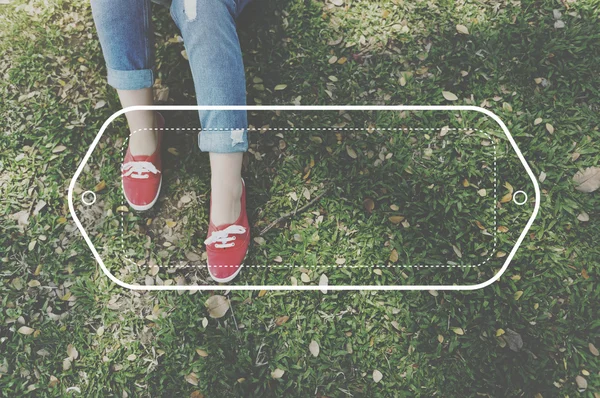 Femmes jambes sur l'herbe en chaussures rouges — Photo