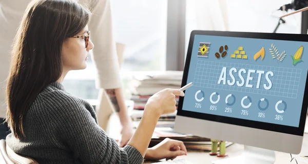 Woman showing on monitor with assets — Stock Photo, Image