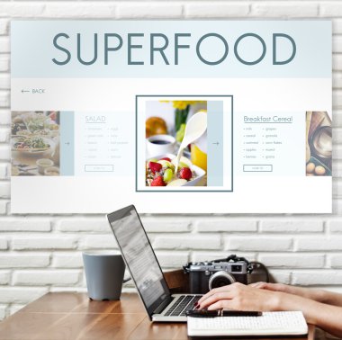 erkek dizüstü bilgisayarda yazarak metin eller