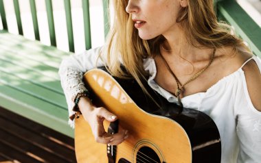 Sevimli kız gitar çalmaya