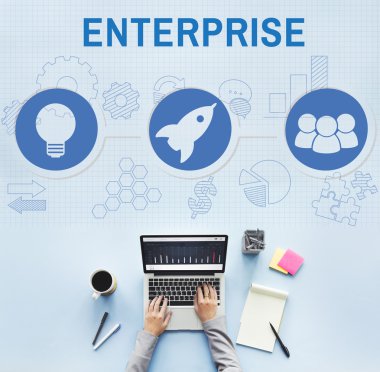 laptop ile çalışan kişi 