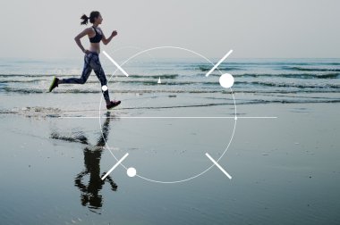 Kumsalda koşan kadın.