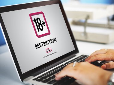 laptop ile çalışan kişi