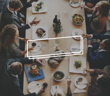 farklı insanlar yemek yerken