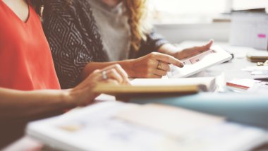 Kadın konuşmak ve kullanarak Tablet