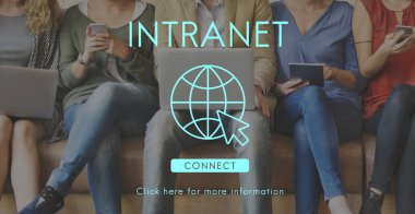cihazlar ve intranet ile insanlar oturup