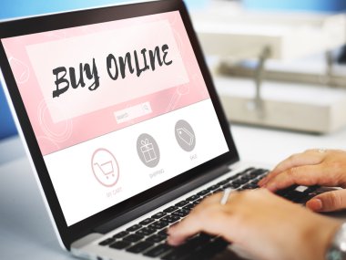 bilgisayar ile ofiste çalışan kişi