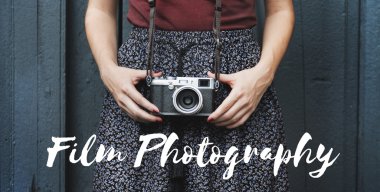 kamera ile fotoğrafçı kız