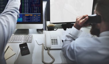 iş insanlar çalışma ve beyaz monitör