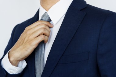 İşadamı kravat düzeltme takım elbiseli