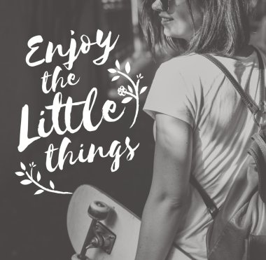 Kaykay elinde olan kadın