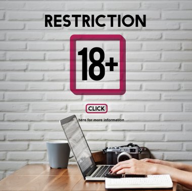 erkek dizüstü bilgisayarda yazarak metin eller