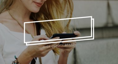 Telefonun ekranında arayan kadın