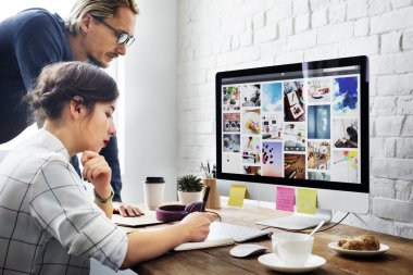 toplantıda konuşan insanlar.