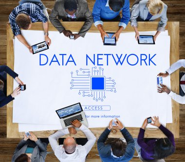 İş adamları birlikte çalışıyor.