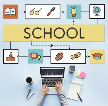 laptop ile çalışan kişi 