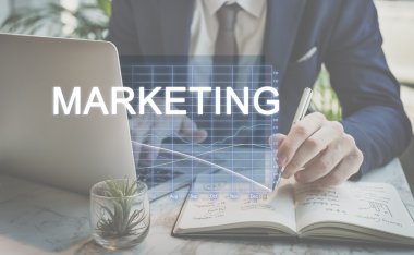 İşadamı dizüstü bilgisayarla çalışıyor