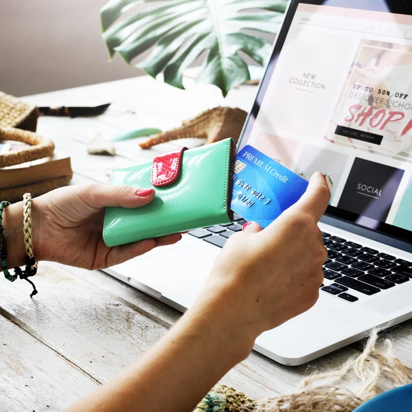 Woman holding credit card. — Stock Photo, Image