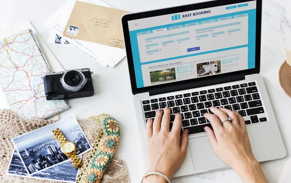 Woman booking flight — Stock Photo, Image