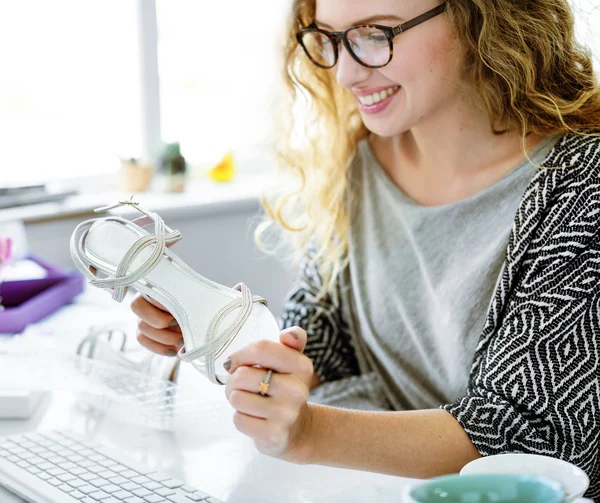 Femme travaillant avec un ordinateur portable — Photo