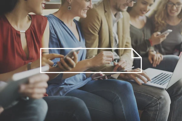 Menschen sitzen mit Geräten und Rahmen — Stockfoto