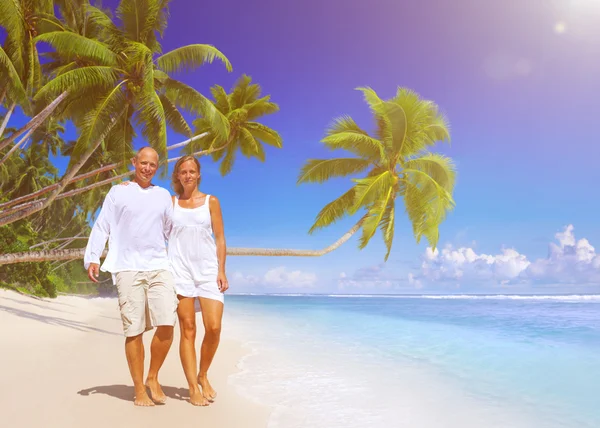 Coppia passeggiando sulla spiaggia — Foto Stock