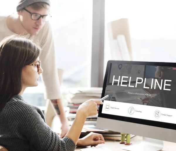 Mulher mostrando no monitor com Helpline — Fotografia de Stock