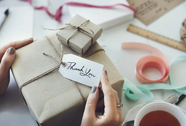 Mujer Escribiendo Gracias Tarjeta —  Fotos de Stock