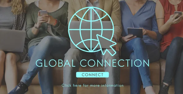 Les gens s'assoient avec des appareils et Global Connection — Photo