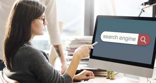 Mulher mostrando no monitor com Search Engine — Fotografia de Stock