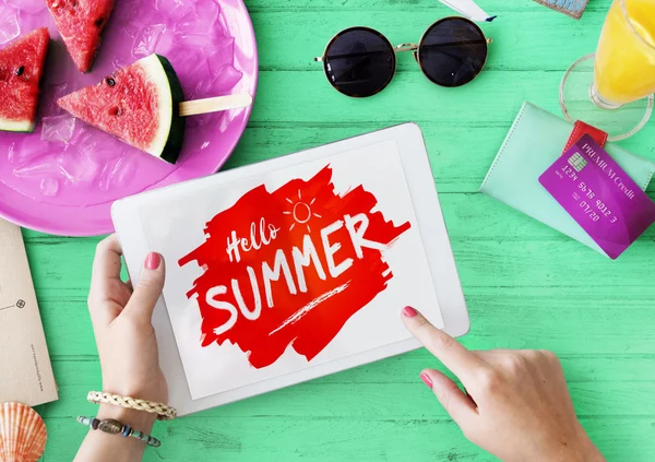 Text hallo Sommer auf dem Bildschirm — Stockfoto