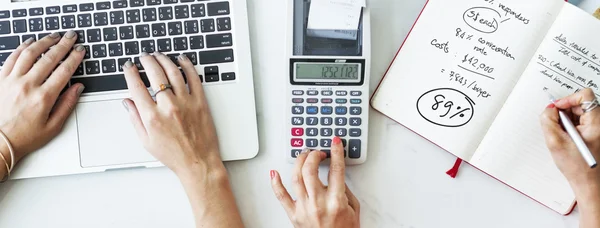 Donne che calcolano il piano aziendale — Foto Stock