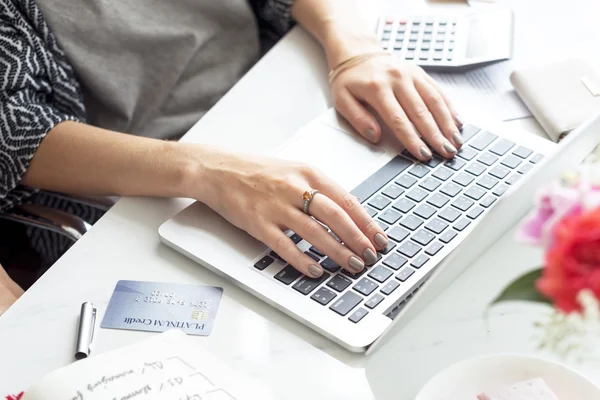 Vrouw werkt met laptop — Stockfoto