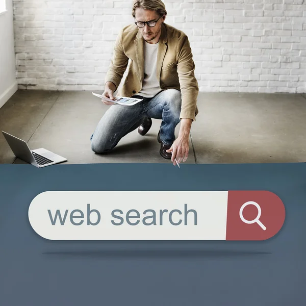 Biznesmen pracę z wyszukiwania w sieci Web — Zdjęcie stockowe