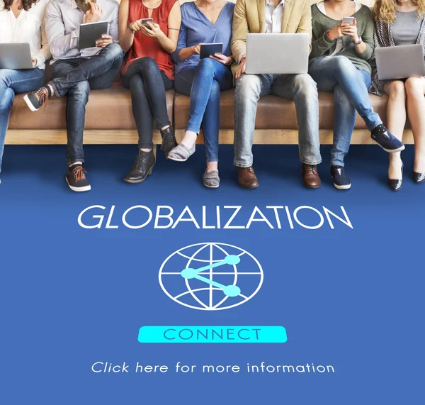 Folk sitter med enheter och globalisering — Stockfoto