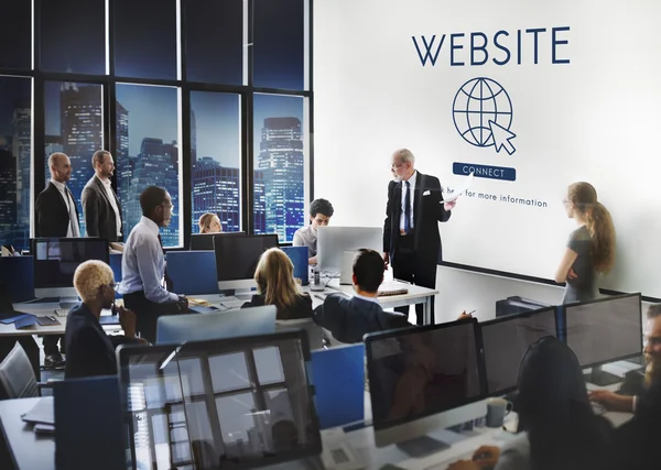 Berufstätige Geschäftsleute und Website — Stockfoto